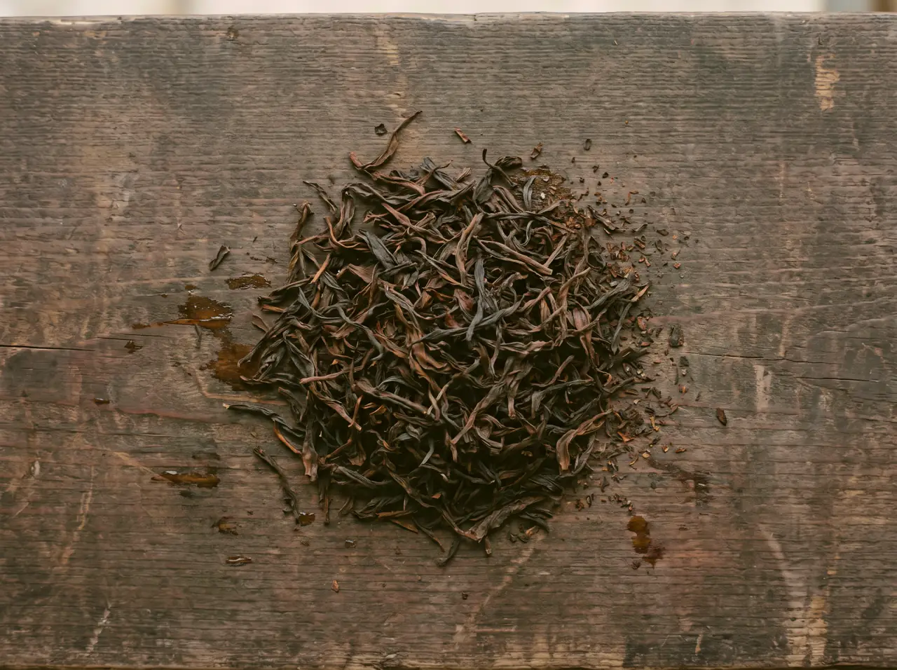 The finished leaf, dry and oxidised to deep copper-brown.